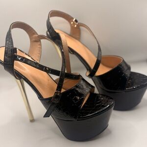 Size 8 / Women's Black Patent Croc Platform Sandals